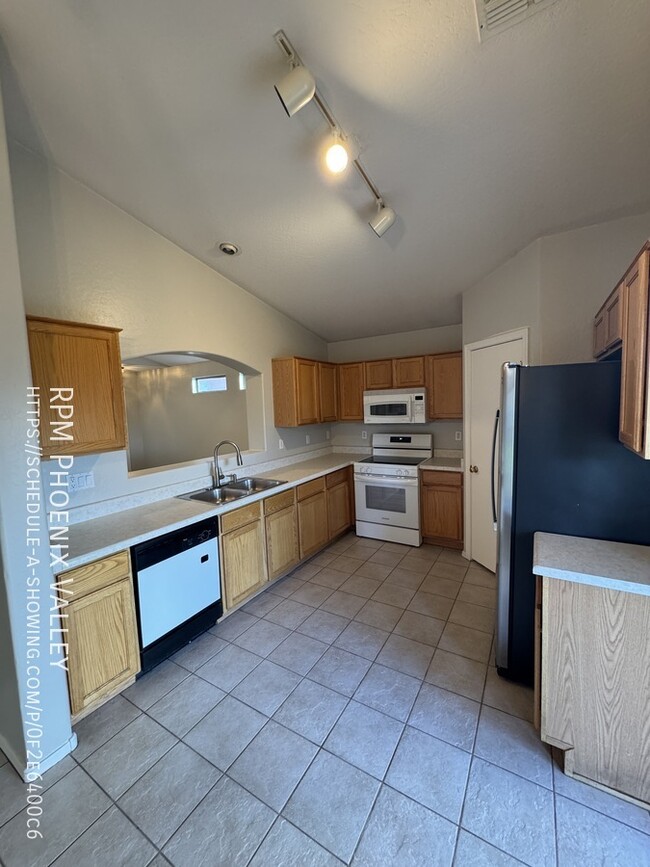 Building Photo - Cozy 3 Bed / 2 Bath with New Paint & Floor...