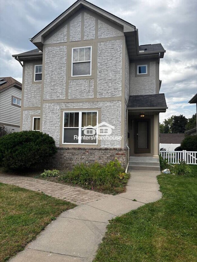Building Photo - Available 11/1 - very well maintained 3 be...