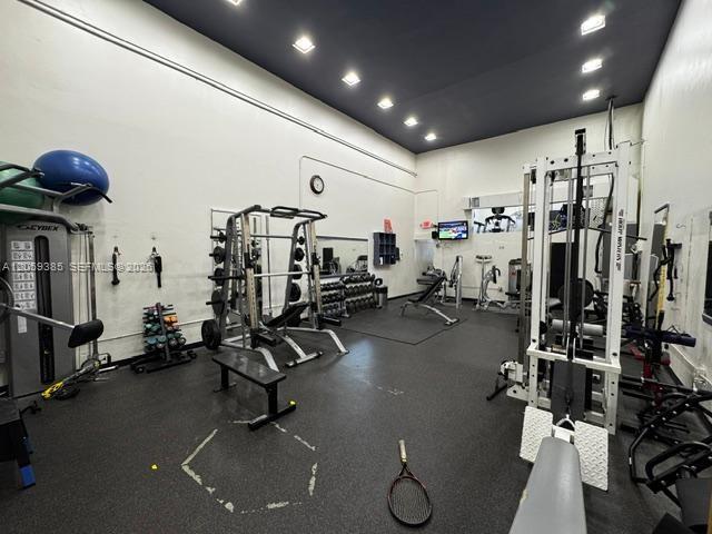Building Photo - 610 Tennis Club Dr