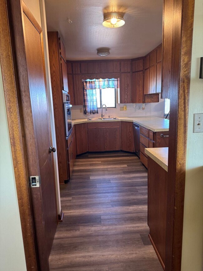 Building Photo - Country living at its best! Traditional farm house avail NOW