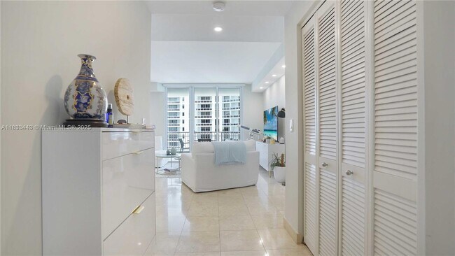 Building Photo - 801 Brickell Key Blvd