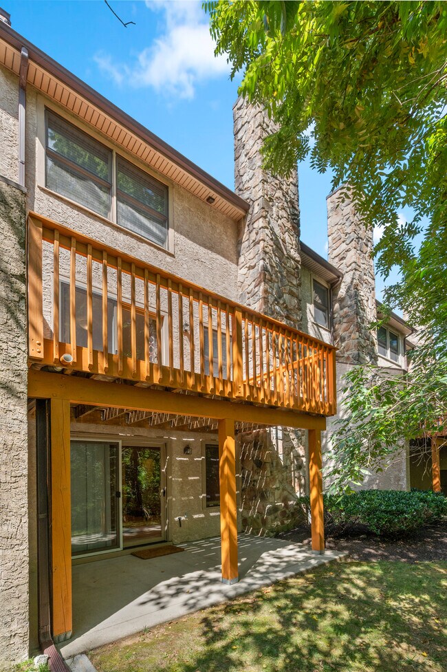 Building Photo - 13 Woodstream Dr