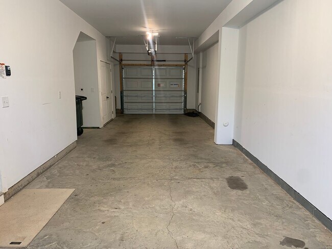 Building Photo - Beautiful Three Bedroom Townhouse!