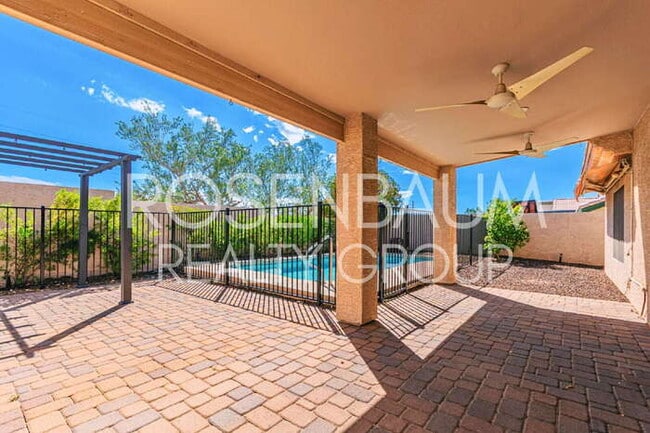 Building Photo - Gorgeous 3-bedrooms, 2-baths home in the d...