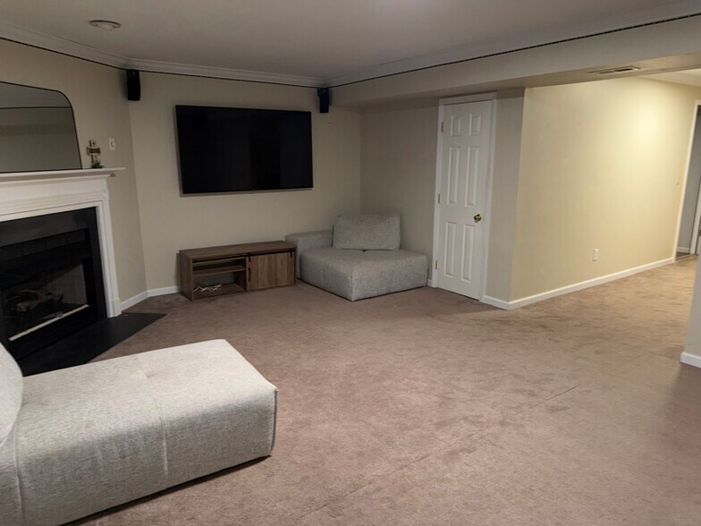 Building Photo - 5933 Old Plank Rd