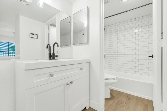 Building Photo - Ground-Floor 1-Bed Condo with Access to Co...