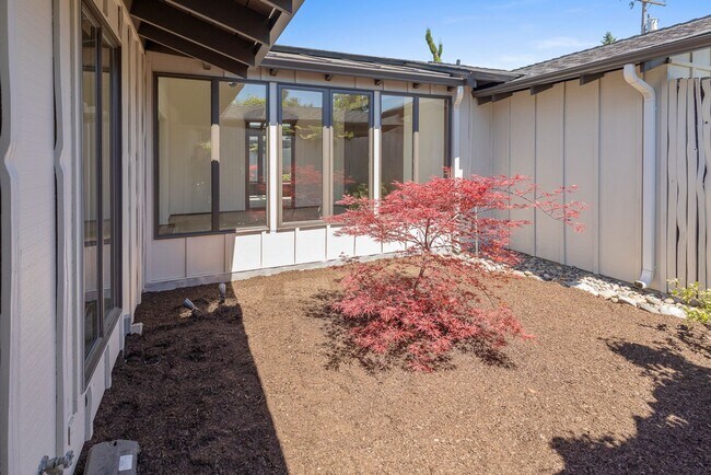 Building Photo - 3 bedroom 2 bath