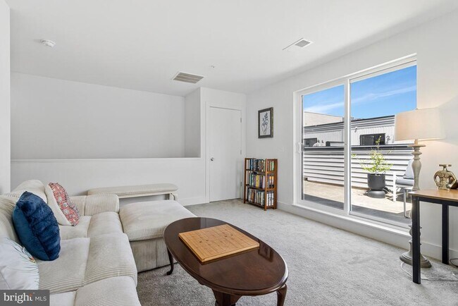 Building Photo - 40 Mural Walk NE