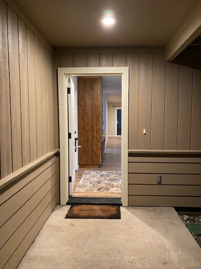 Building Photo - Simply gorgeous 3/2 with 2 car garage, dog...