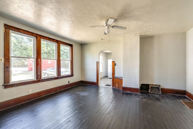 Building Photo - 491 Allyn St