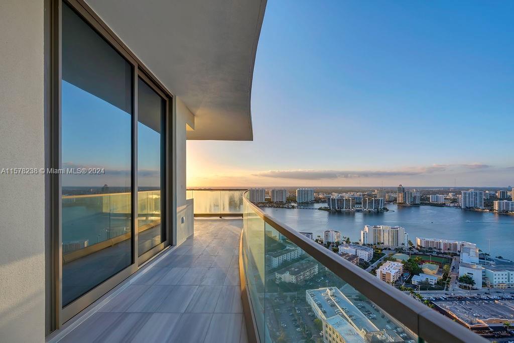 Building Photo - 17901 Collins Ave