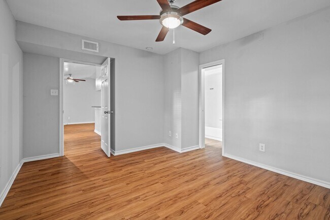 Building Photo - Fabulous Lake Austin 1 Bedroom - 2222 / 36...