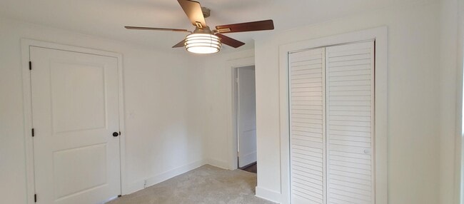 Building Photo - Adorable Red Bank Home!