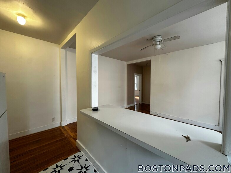 Building Photo - 229 Kelton St