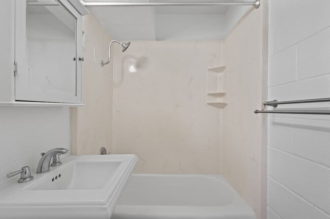 Building Photo - Charming Pualei Circle 1BR Condo with Parking, Pool & Utilities Included