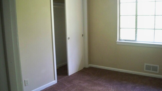 Building Photo - 2716 Wood Dr NE