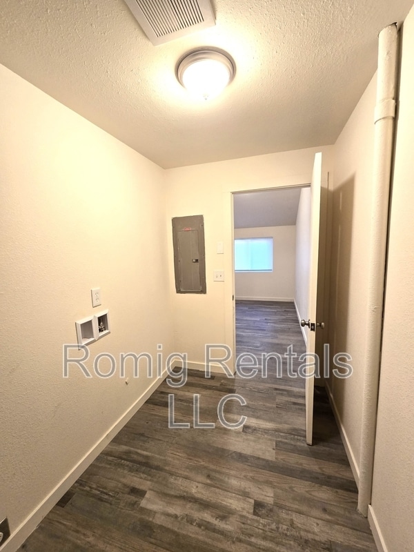 Building Photo - Cent- 1206 B Street