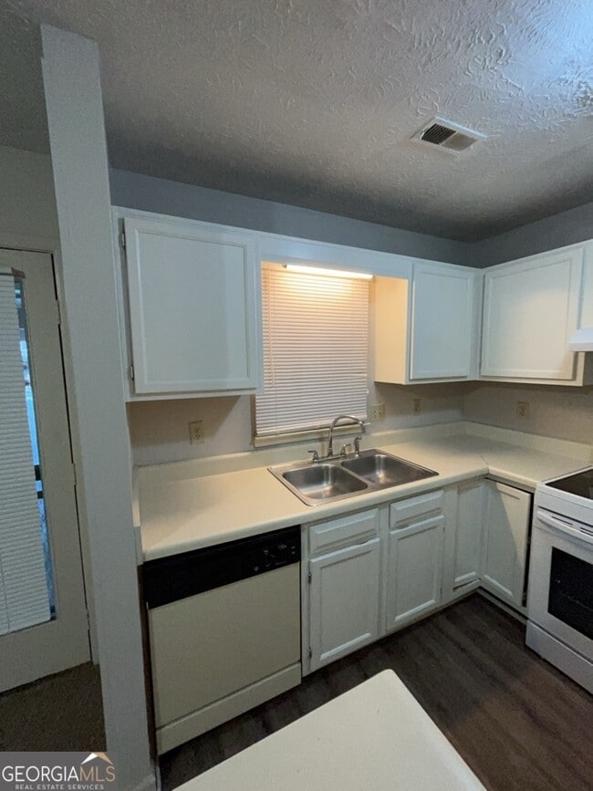 Building Photo - 3528 Jasmine Triangle