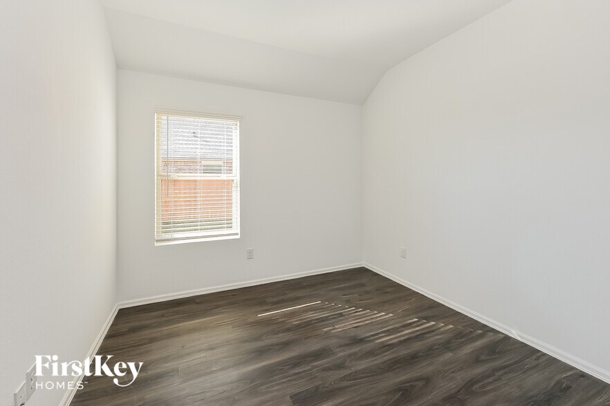 Building Photo - 7514 Oakmont Ave