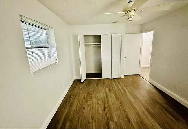 Master bedroom. - 767 SW Ravenswood Ln