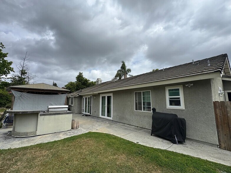 Building Photo - 417 E Miramar Ave