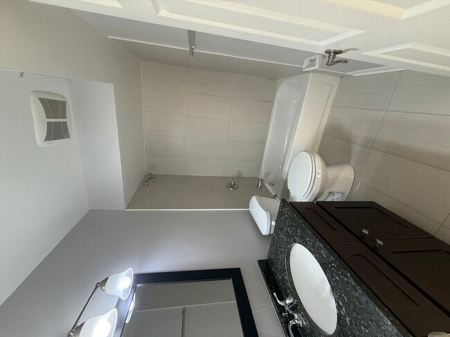 Building Photo - 2600 Brookwood Way Dr