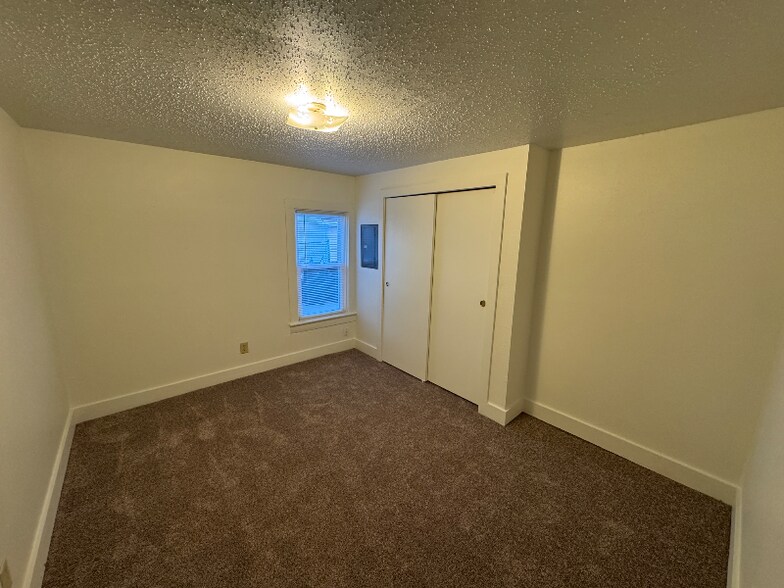 Building Photo - 000 Vine St