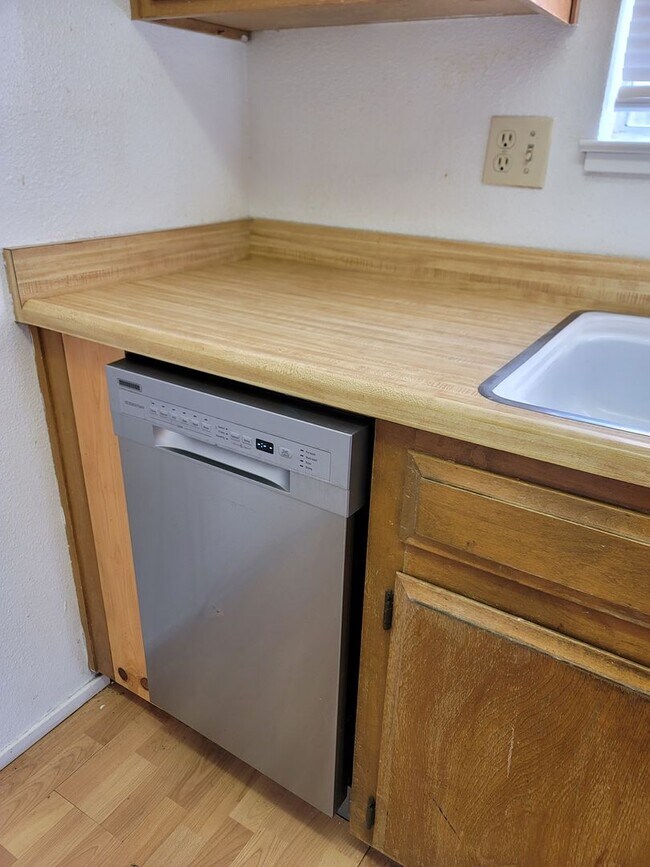 Building Photo - 1031 Fallbrook Dr