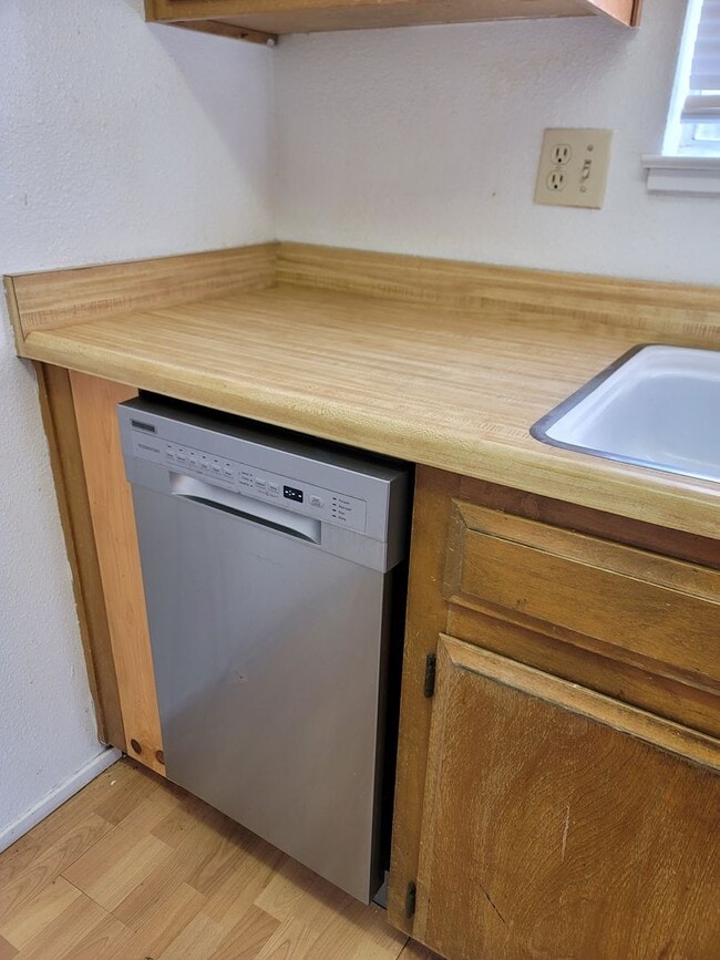 Building Photo - No Deposit