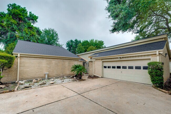 Building Photo - 6030 Gallant Forest Dr
