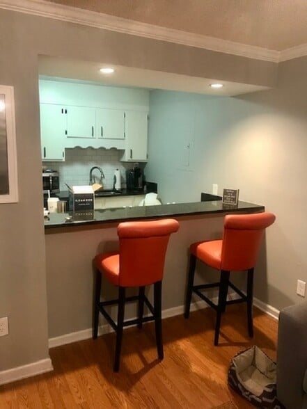 Breakfast Bar - 3350 Altamont S