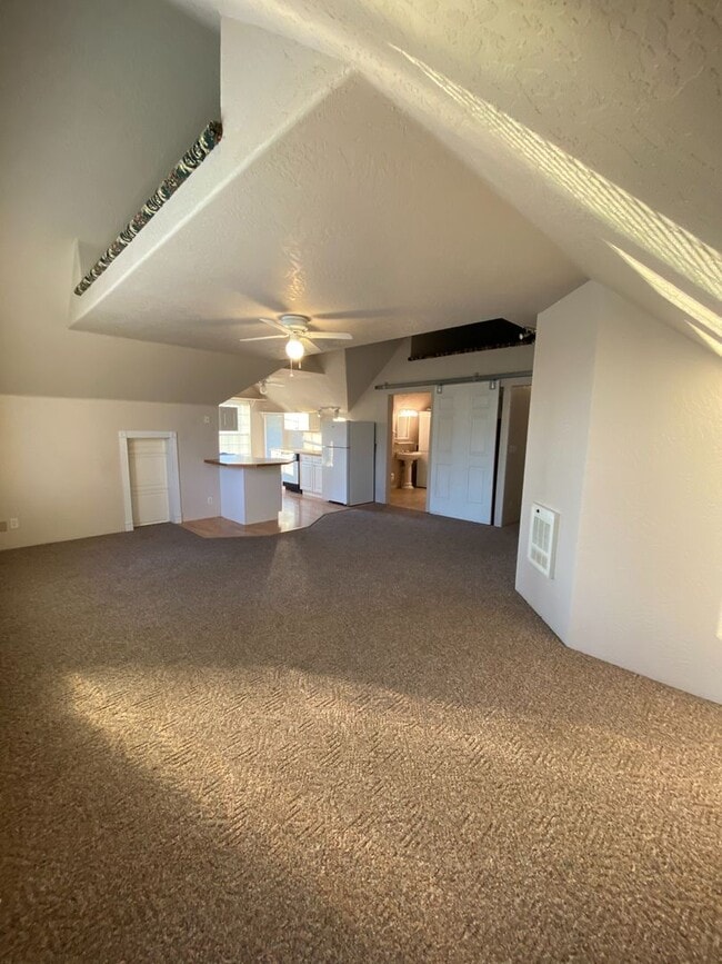 Building Photo - Nice Upstairs 1bd/1bth Apartment - All utilities included!