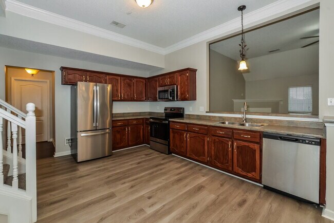 Building Photo - 2104 Eubanks Ln