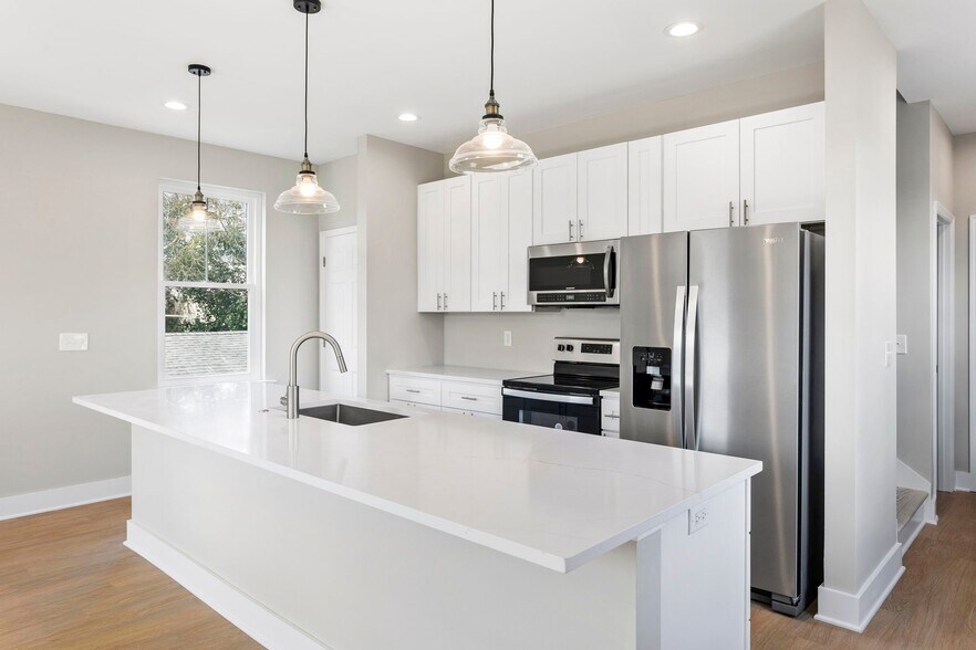 Building Photo - 2028 Arbutus Ave