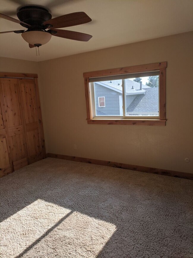 Building Photo - Old Farm tri-level with basement