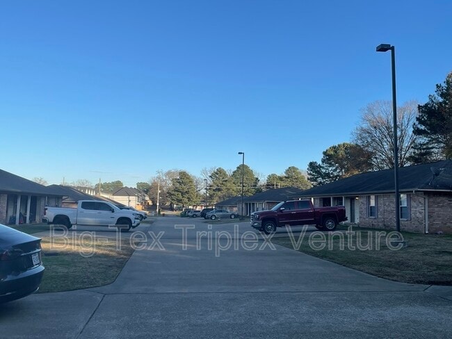 Building Photo - 283 N Pecan St