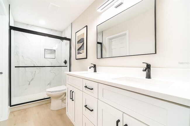 Building Photo - 1216 W Wellington Dr