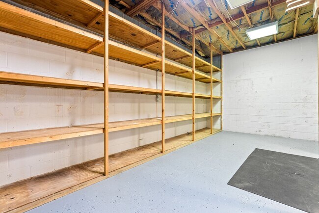 Building Photo - 1902 Hillbrook Cir