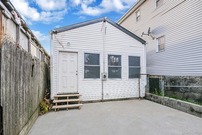 Building Photo - 224 Amber St