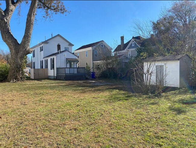 Building Photo - 327 S Main St