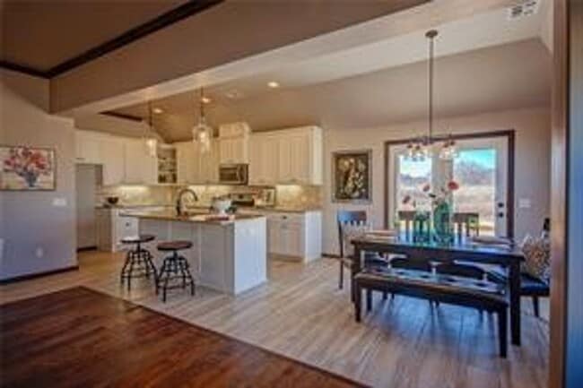 Building Photo - 3 Bed | 2 Bath | 2 Car Garage - Bungalow S...