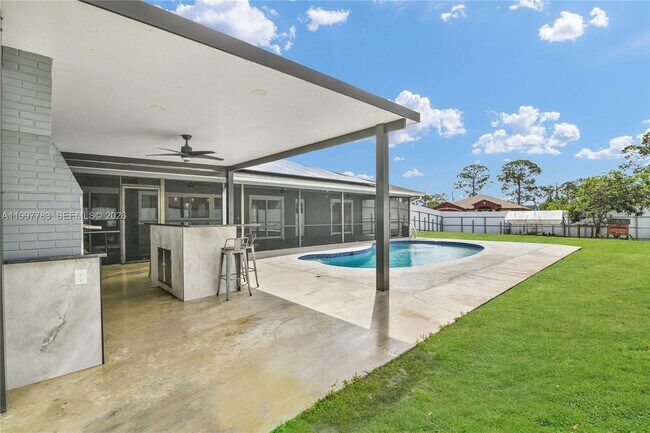 Building Photo - 702 NW Orchid St