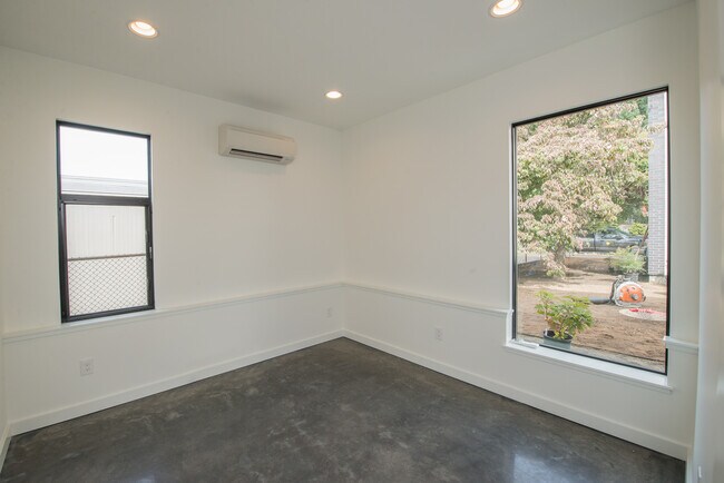 Building Photo - Atkinson Commons- Unit 6