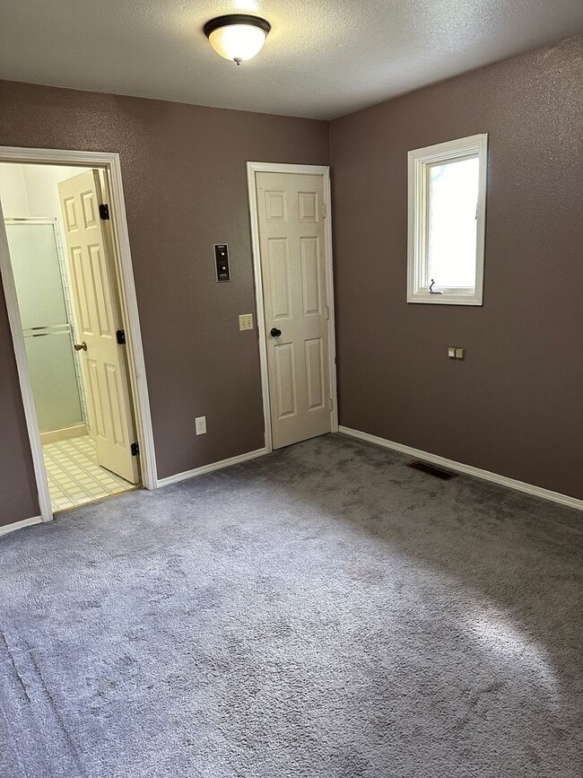 Building Photo - Kempton Hills 3 Bedroom/2.75 Bath Home with Sauna!