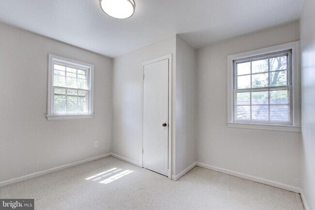 Building Photo - Palisades Gem Ready for Immediate Move-in!!