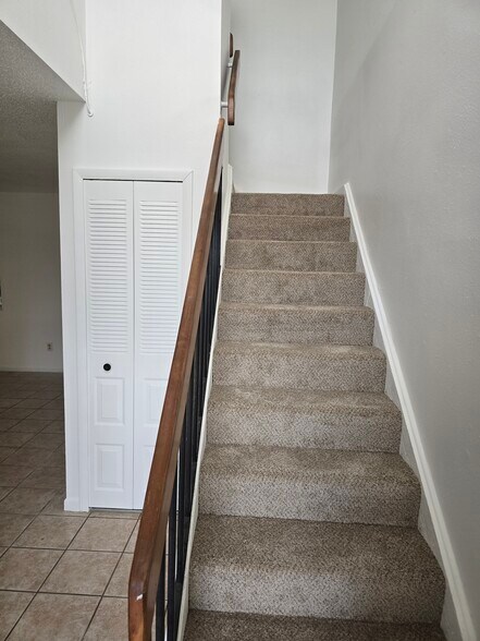 Building Photo - 708 SE 12th Ct