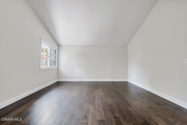 Building Photo - 2076 Hillsbury Rd