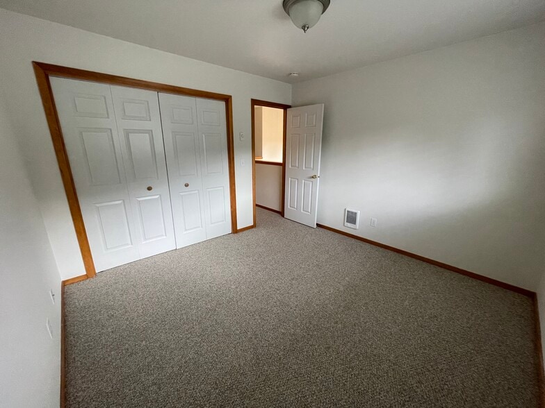 Building Photo - 1301 Nehalem Ave