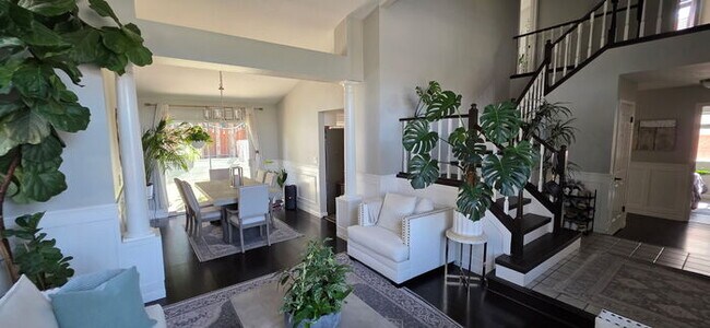 Building Photo - 430 Guinevere Ct