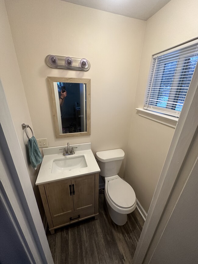 Half bath off master bedroom - 511 Bitsy Ln